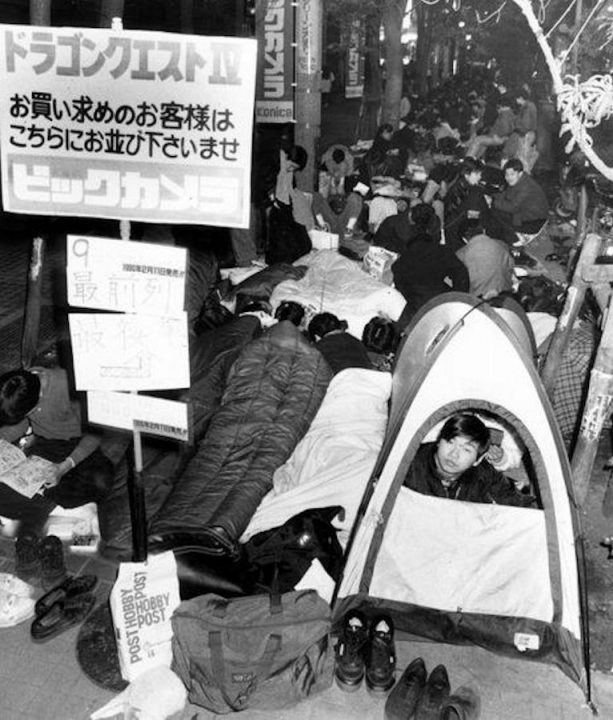 Japanese fans in line for Dragon Quest IV